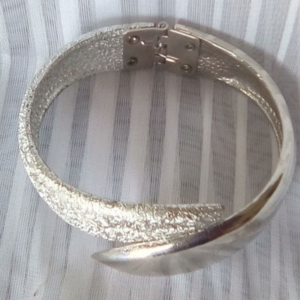 Silver‎ Tone Textured and Polished Bypass Hinged Bangle Bracelet Statement Piece - Picture 4 of 9
